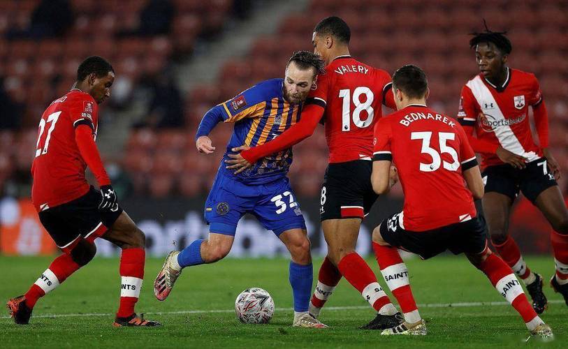 门兴格拉德巴赫惨败，小组出线形势严峻的简单介绍